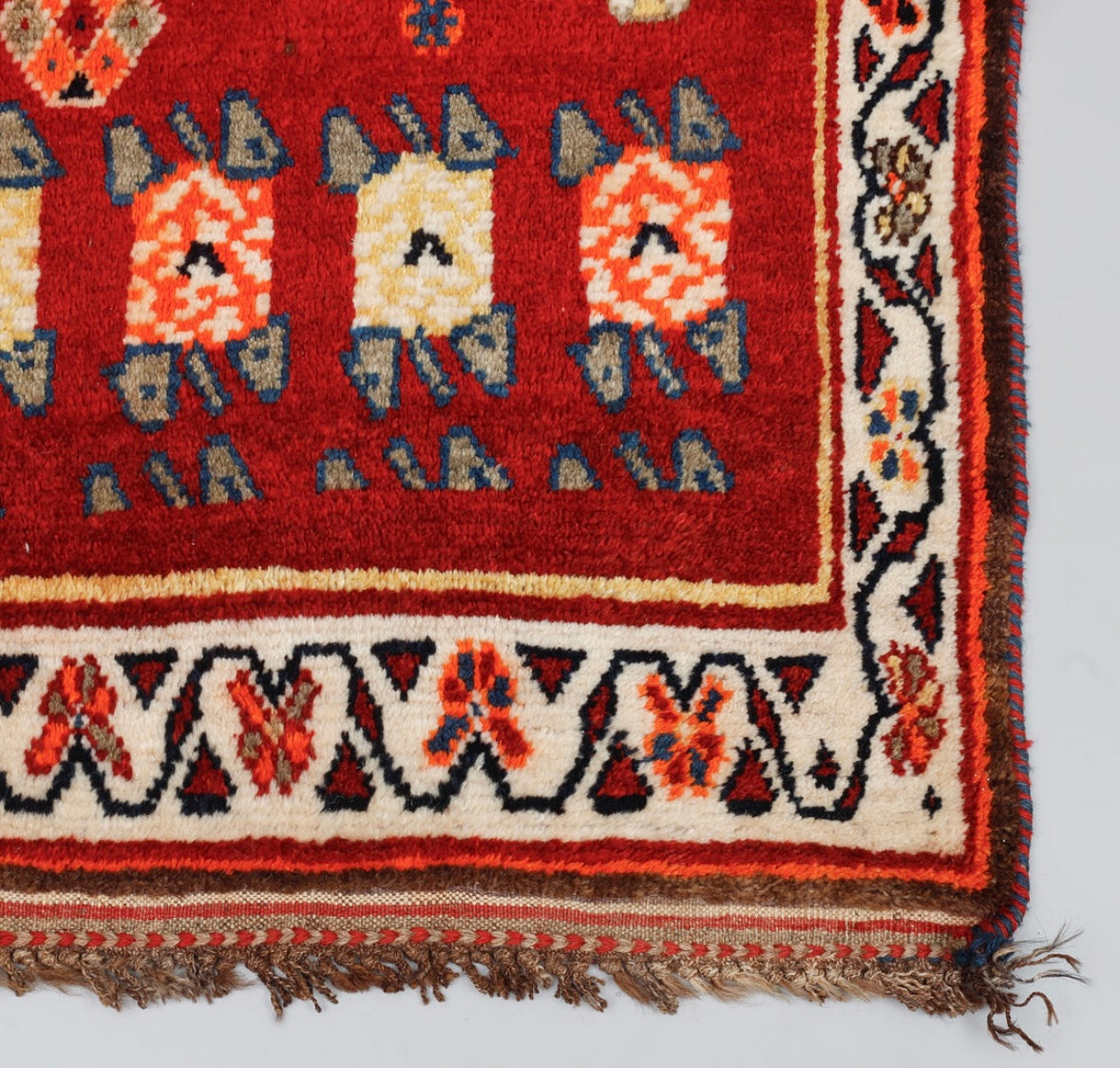 Persian handmade semiantique Gashgahi Lion carpet. Size 138 x 205 cm. Mint condition!