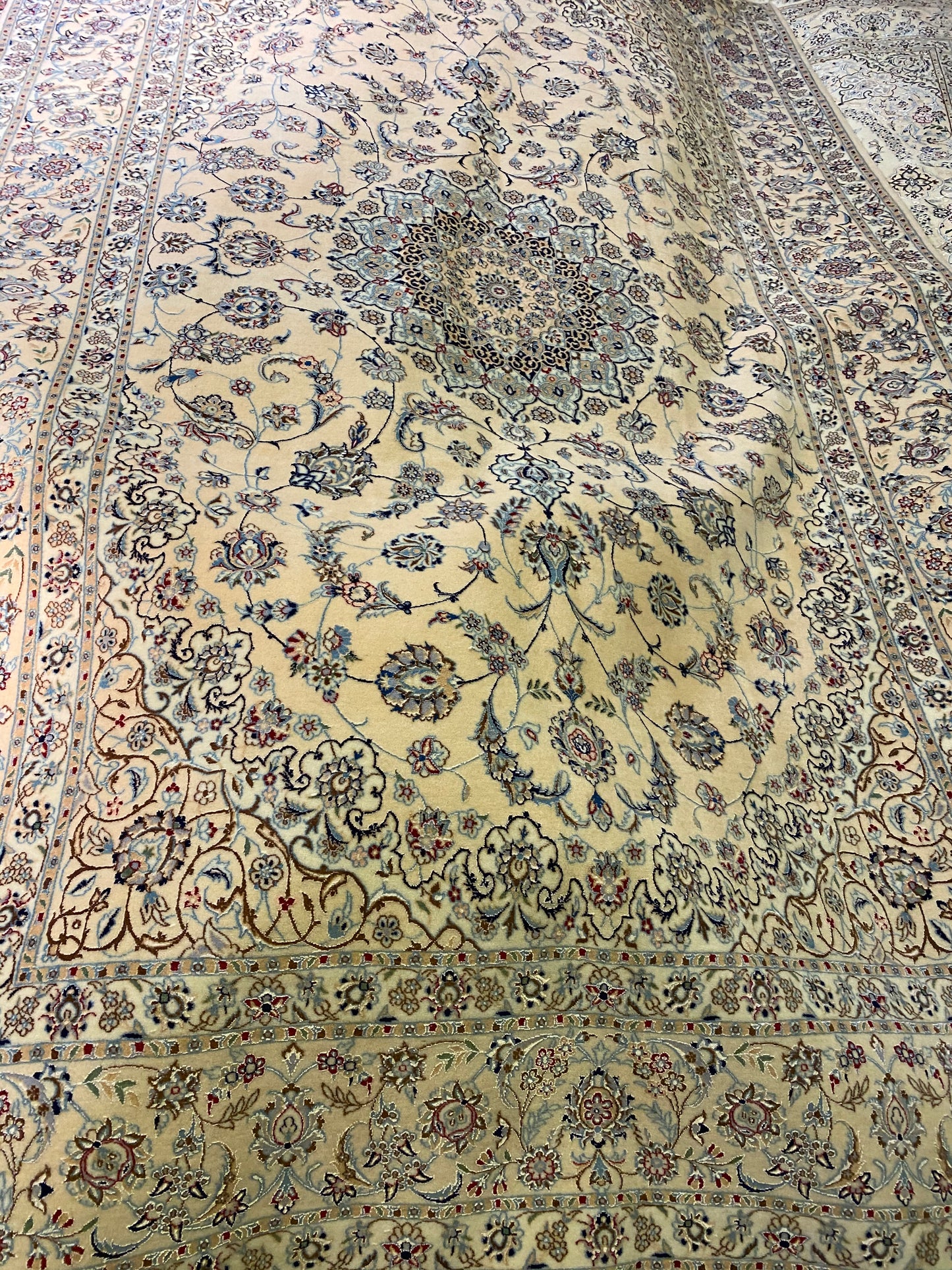 An amazing Persian Nain 6La carpet made of the purest korkwool, with silkinlays. Size 200x300 cm.