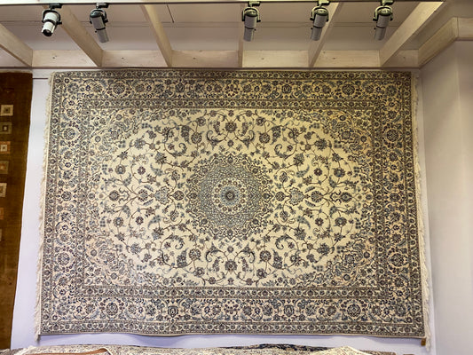 An amazing Persian Nain 6La carpet made of the purest korkwool, with silkinlays. Size 200x300 cm.