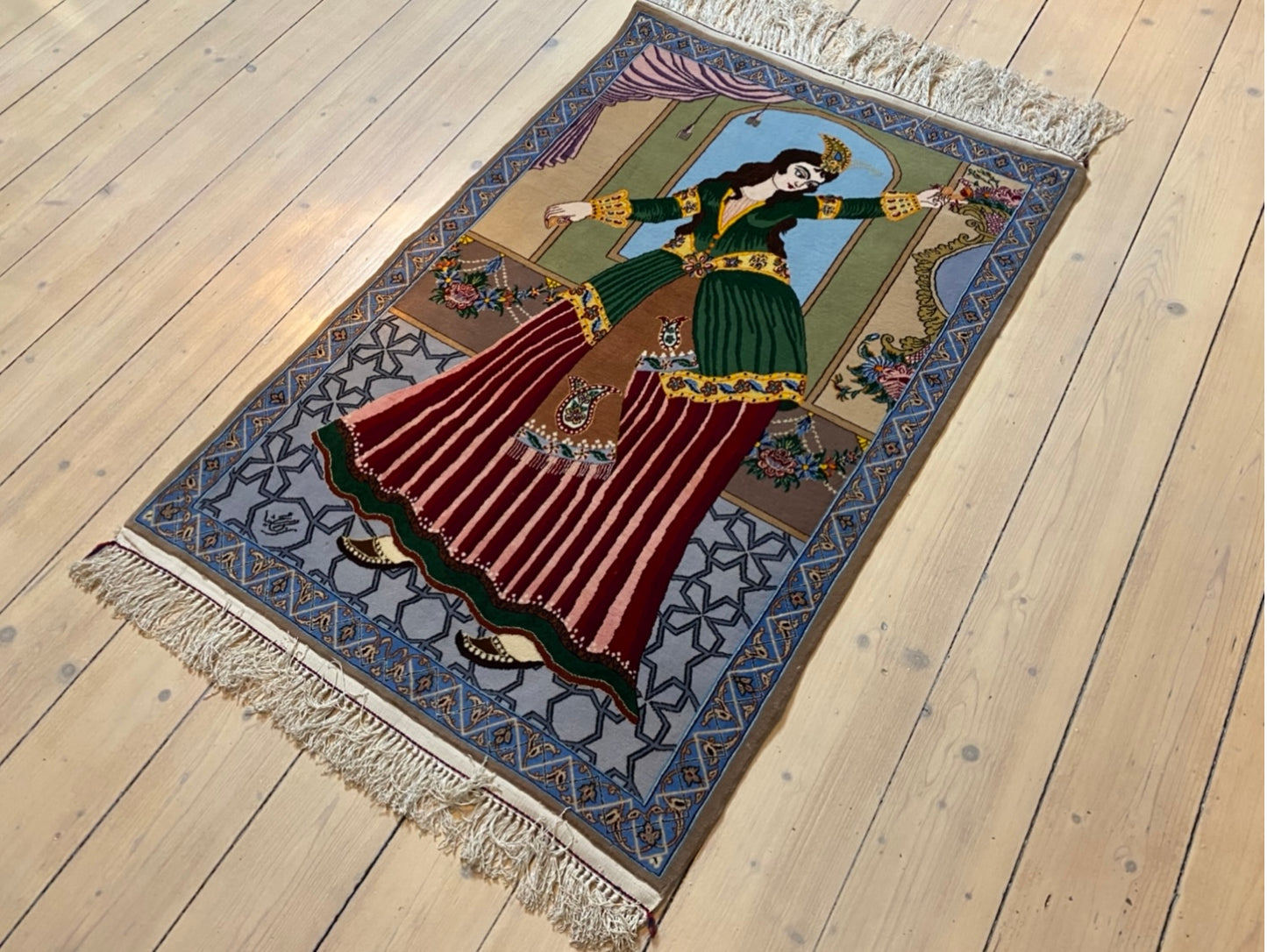 A very beautiful handmade Isfahan made of pure korkwool, with a silkwarp. Size ca 80 x 135 cm.
