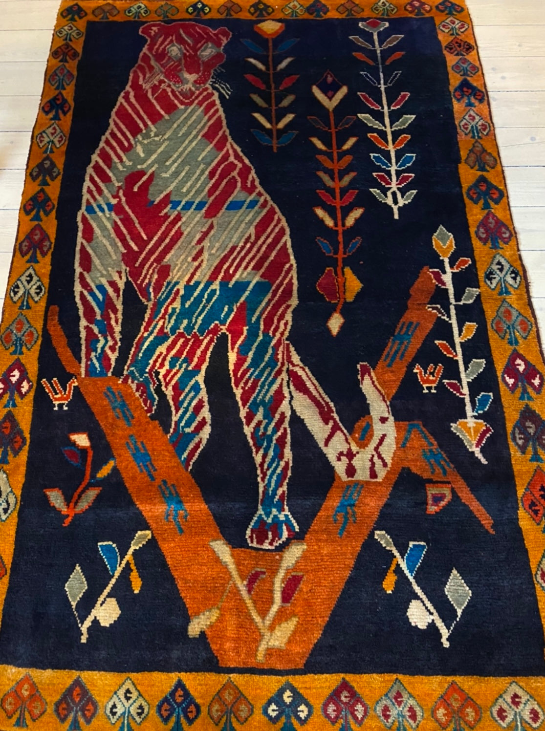 A unique rare Persian Gashgahi nomadic lion carpet, size ca 140 x 200 cm. Amazing wool and color setting! Leo Persicus!