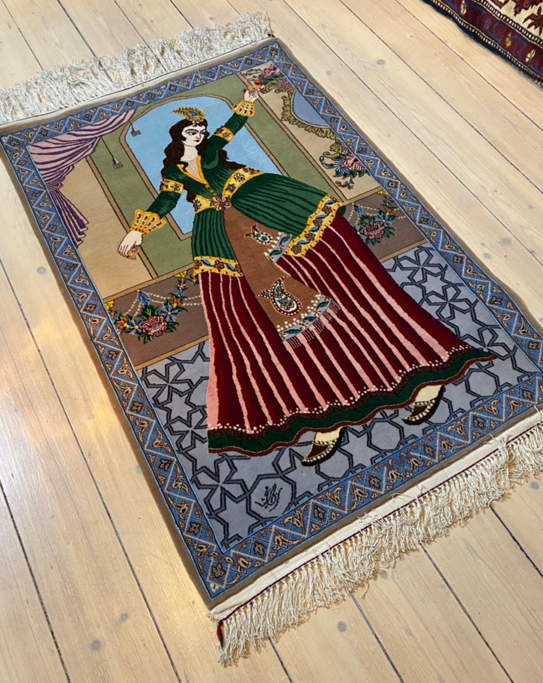 A very beautiful handmade Isfahan made of pure korkwool, with a silkwarp. Size ca 80 x 135 cm.