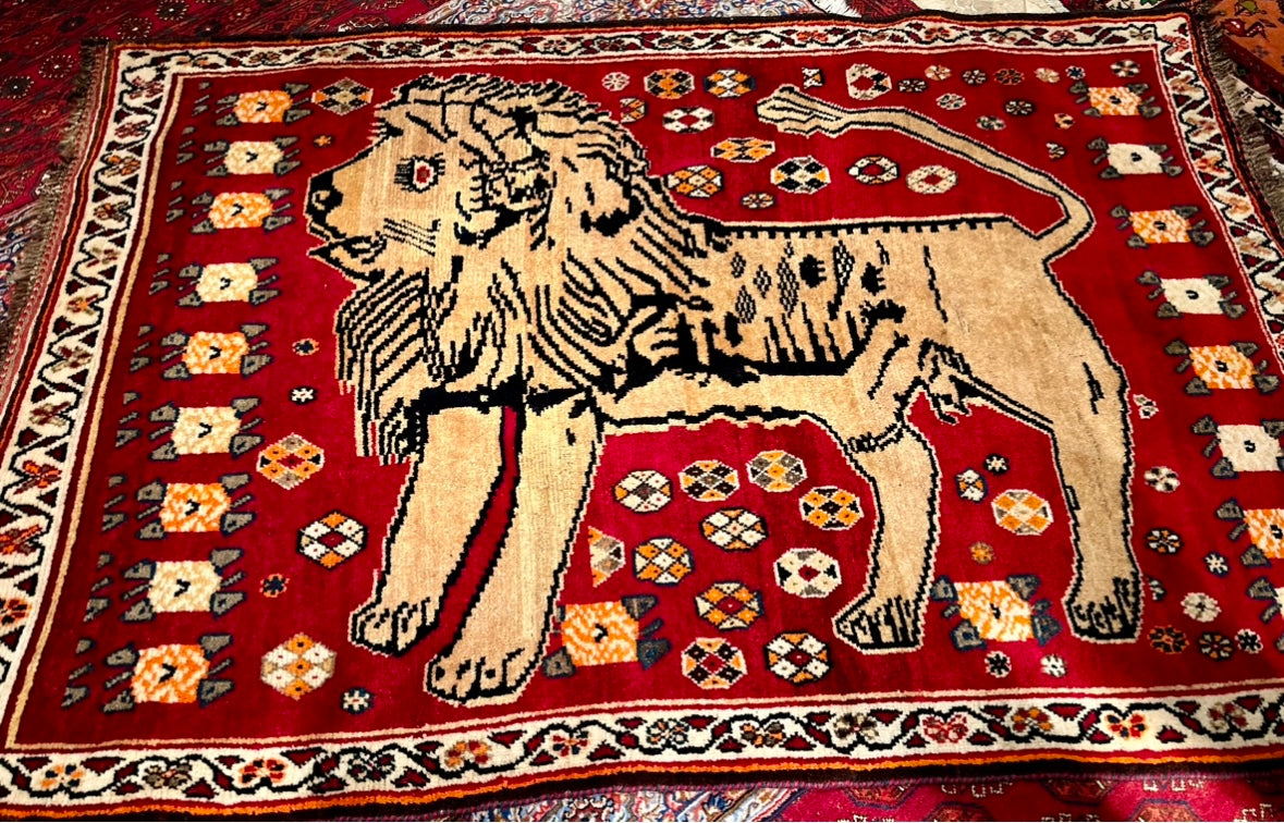 Persian handmade semiantique Gashgahi Lion carpet. Size 138 x 205 cm. Mint condition!