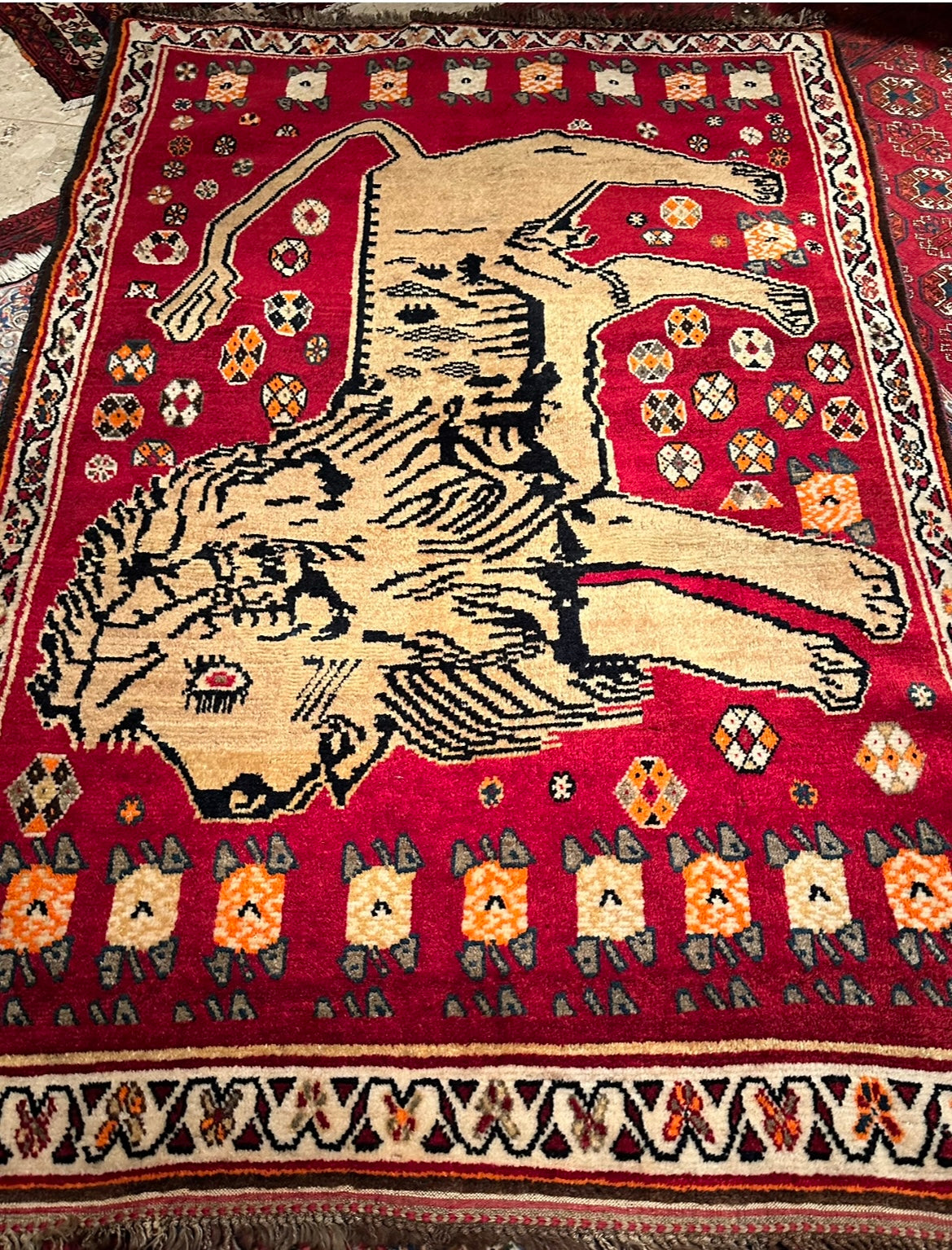 Persian handmade semiantique Gashgahi Lion carpet. Size 138 x 205 cm. Mint condition!