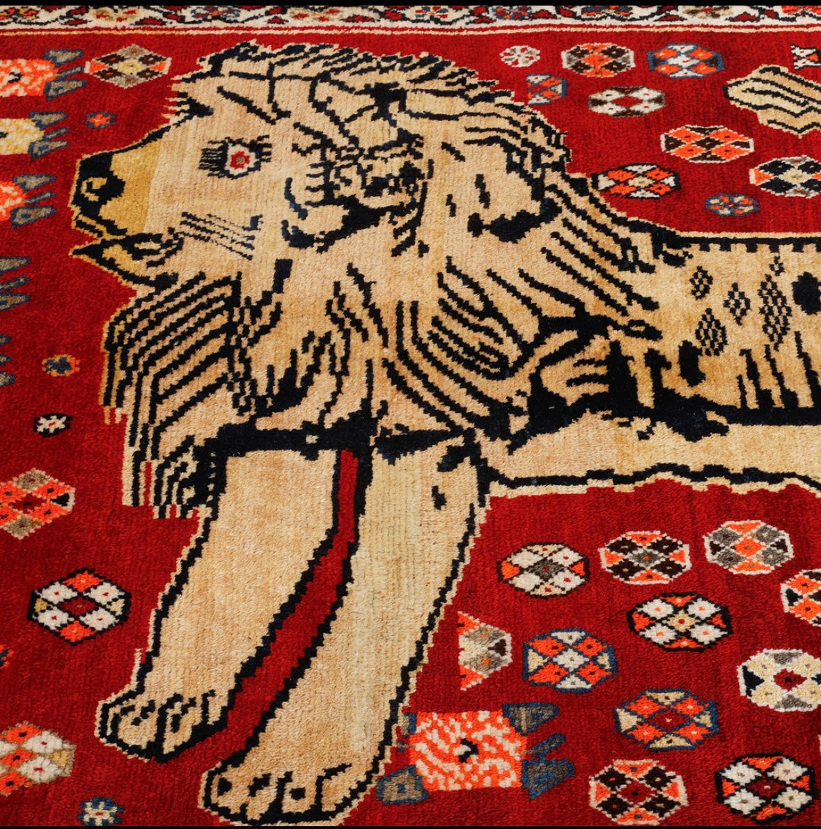 Persian handmade semiantique Gashgahi Lion carpet. Size 138 x 205 cm. Mint condition!