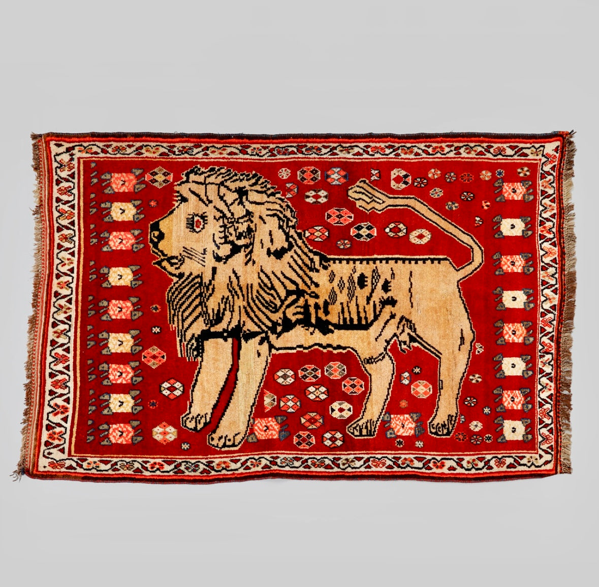 Persian handmade semiantique Gashgahi Lion carpet. Size 138 x 205 cm. Mint condition!
