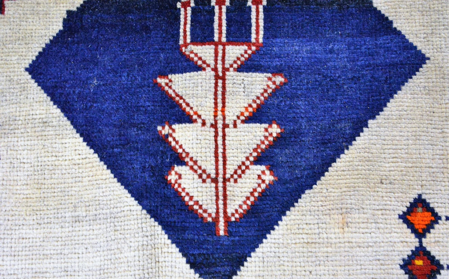 Persian hand-knotted semiantique and unique nomadic carpet  from the Gashgahi tribe. Size ca 130x180 cm.