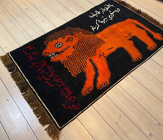 Semiantique Persian nomadic Gashgahi lion carpet. A one of a kind! Size ca 80x150cm