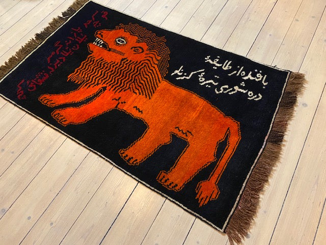 Semiantique Persian nomadic Gashgahi lion carpet. A one of a kind! Size ca 80x150cm