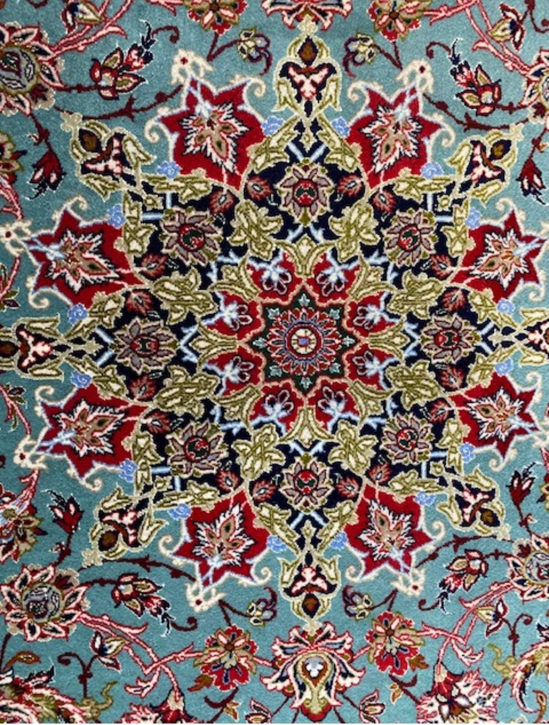 Isfahan handmade carpet of pure korkwool with silkwarp, and silk inlays. Size ca 150 x 240 cm
