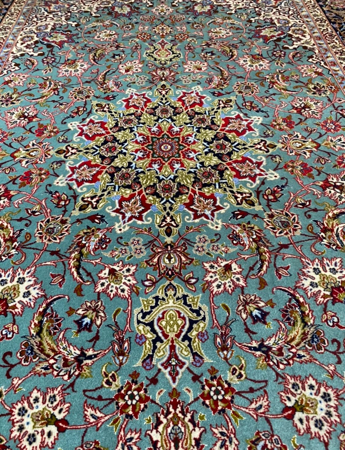 Isfahan handmade carpet of pure korkwool with silkwarp, and silk inlays. Size ca 150 x 240 cm