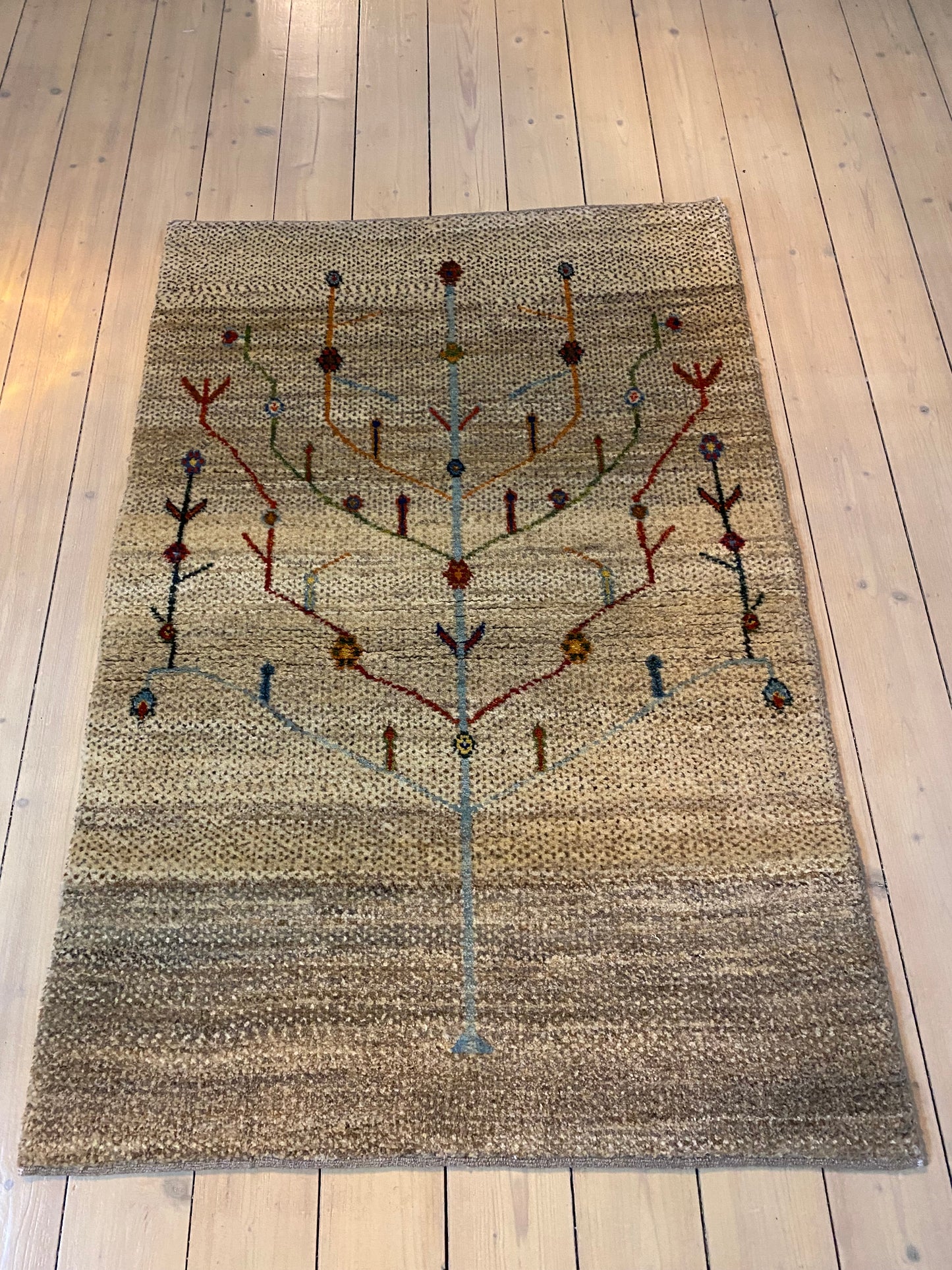 Brand new Gashagai nomadic carpet with amazing colors, and of the higest quality. Size about 100 x 150 cm