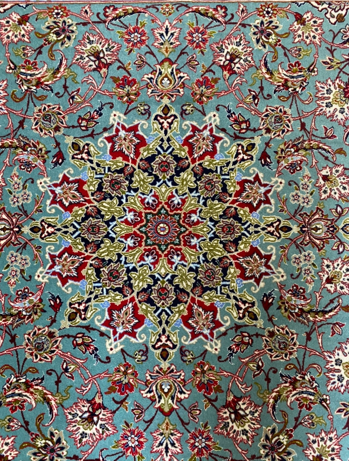 Isfahan handmade carpet of pure korkwool with silkwarp, and silk inlays. Size ca 150 x 240 cm