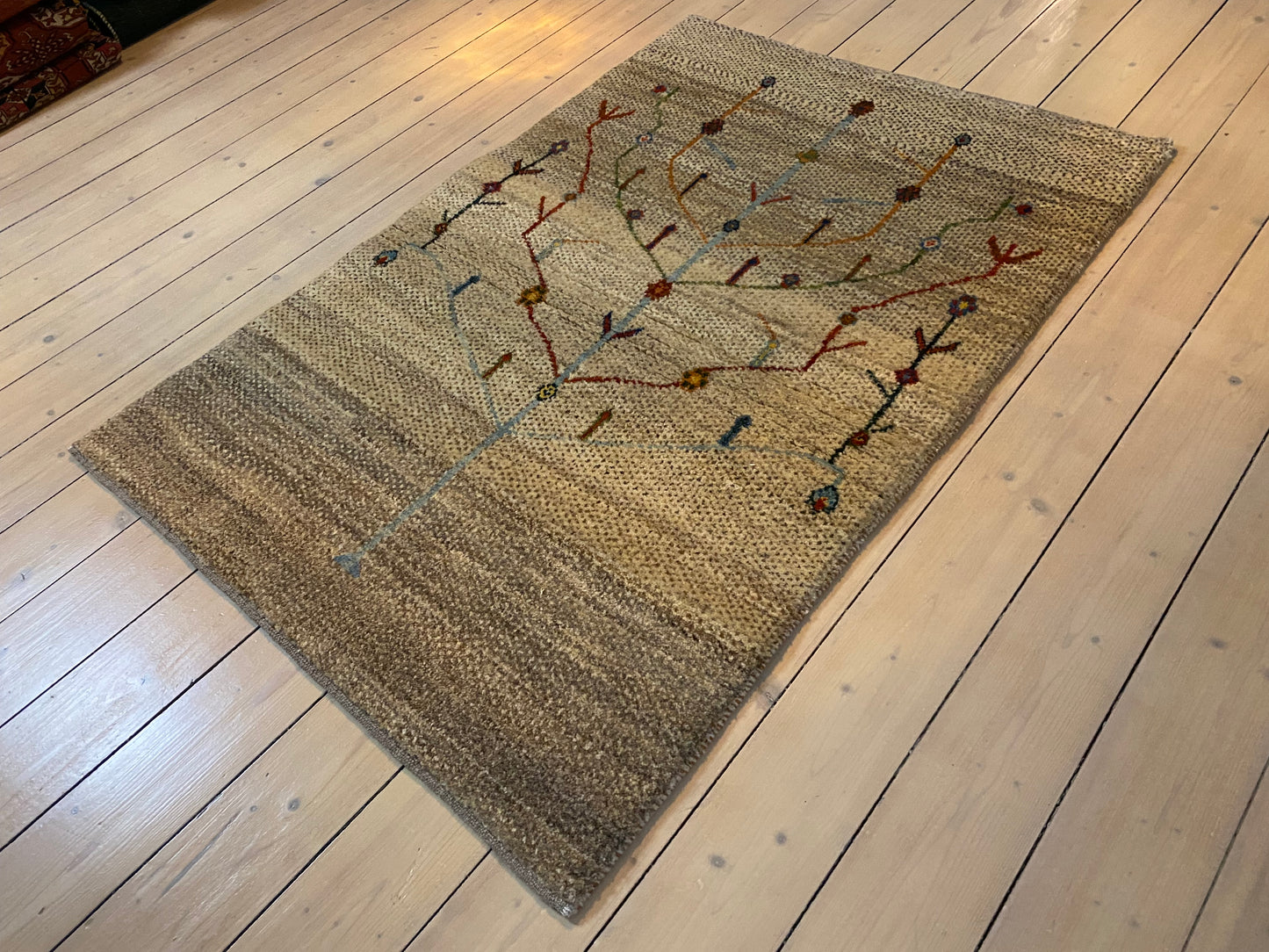 Brand new Gashagai nomadic carpet with amazing colors, and of the higest quality. Size about 100 x 150 cm